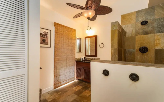 Aina Nalu 2bd/2ba 2 Bedroom Condo by Redawning
