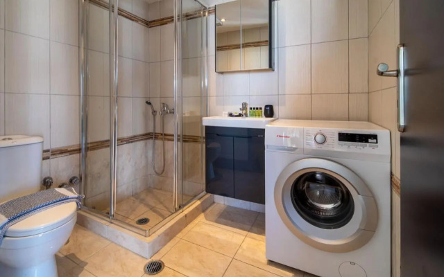 Lis153 by Smart Cozy Suites - Top Floors with Amazing City View - Available 24hr