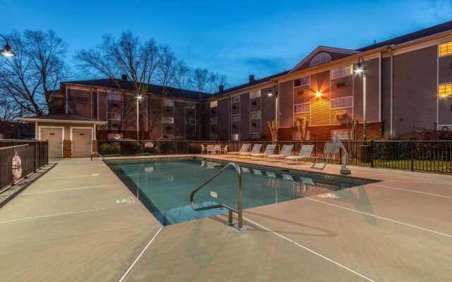 HomeTowne Studios & Suites by Red Roof Charlotte - Concord