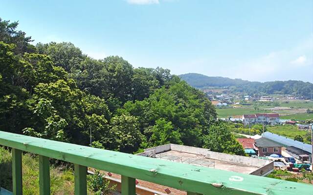 Yeongheungdowith Haejigae Pension