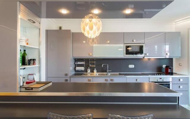 Martinez Hotel Area: Modern 3 Bedrooms W/ Terrace