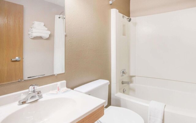 Super 8 by Wyndham Jamestown