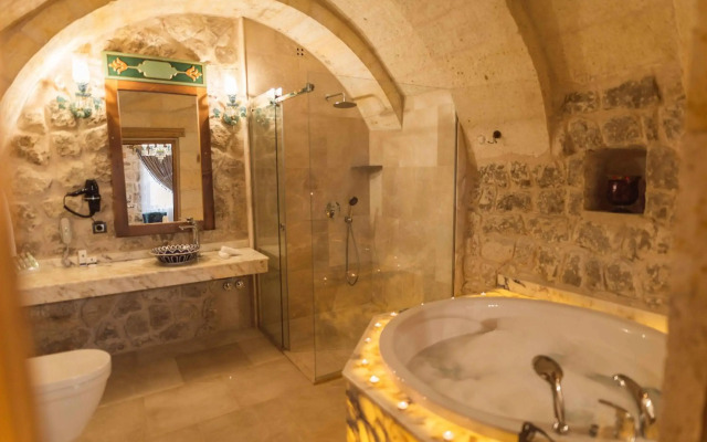 Solo Cave Suites