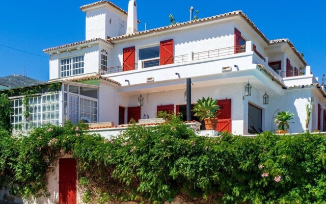 Outstanding beachfront villa Fuengirola