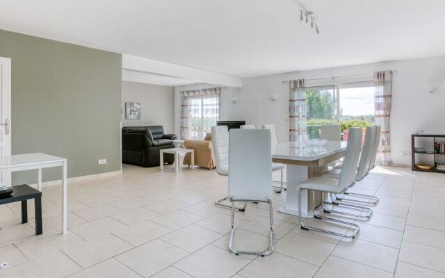 Luxury Villa in Aigne with Swimming Pool