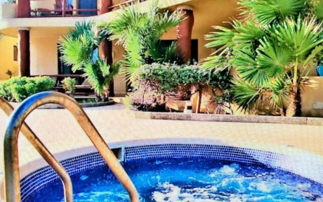 Villa Jaguar Beachfront Luxery 2b2bth SUPER LUX Pool jacuzzi