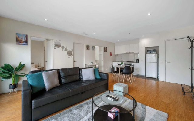 A Spacious 2BR Apt Near Melbourne Central
