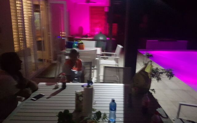 Umhlanga Lodge -No children