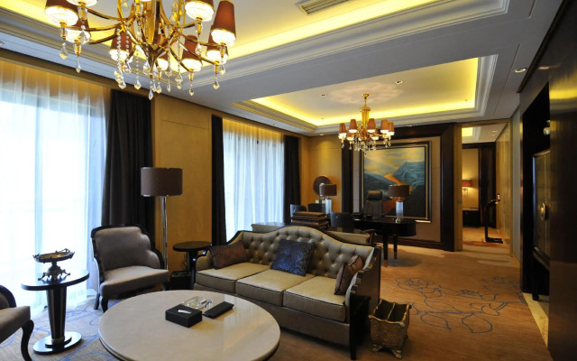 River & Holiday Maple Hotel