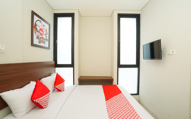 Capital O 449 The Colins