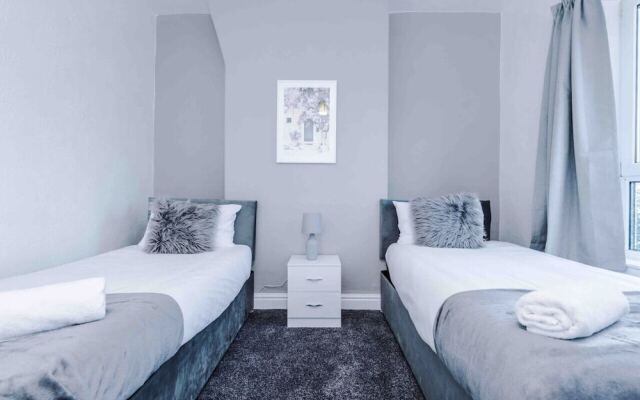 Comfy Four Bedroom House with parking