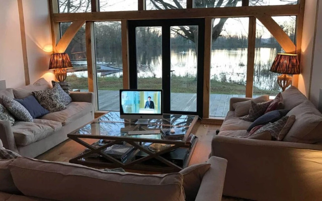 Stunning Lakeside Country Retreat near Cirencester