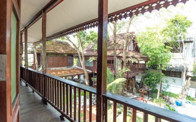 Boon Home Stay Arts and Crafts