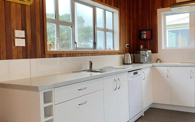 Waihi Charm - Waihi Beach Holiday Home