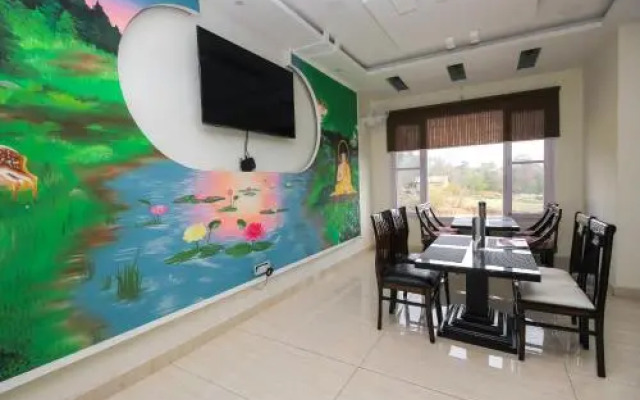 Gliders Holiday Inn by OYO Rooms