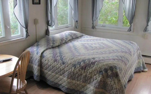 Downtown Log Cabin Hideaway Bed & Breakfast Inn Fairbanks | B&Bs
