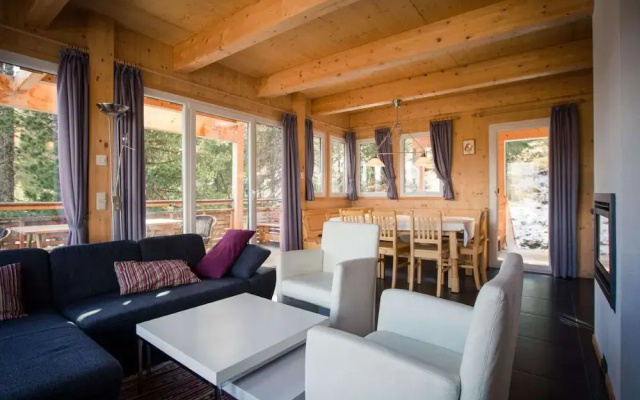 Charming Chalet With Indoor hot tub