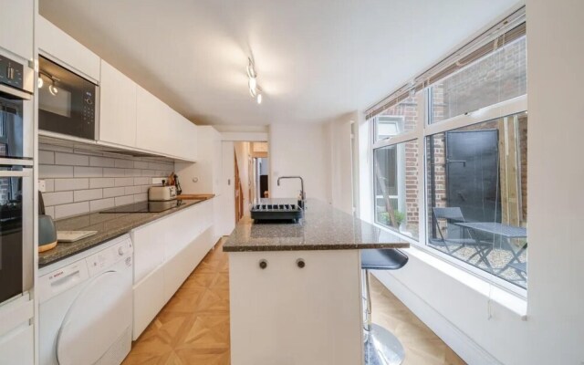 Charming Spacious 2-bed Apartment in London