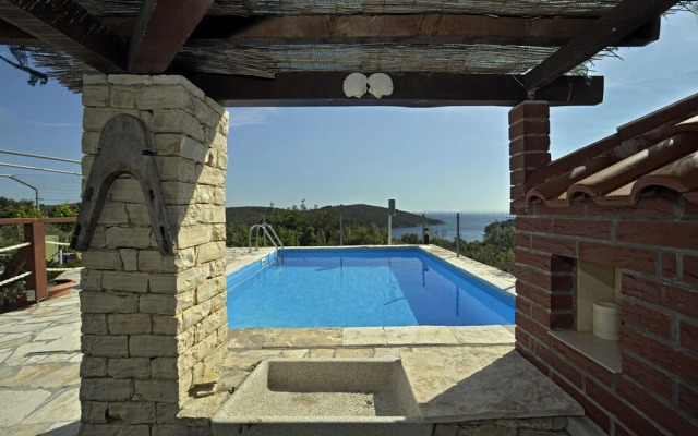 Toni - With Pool and View - A2