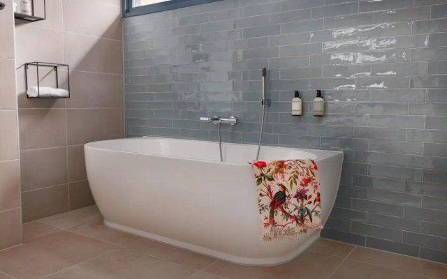 Green White Hotel Restaurant