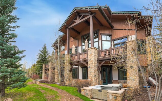 Refined 5 BR Private Home with Private Hot Tub by RedAwning