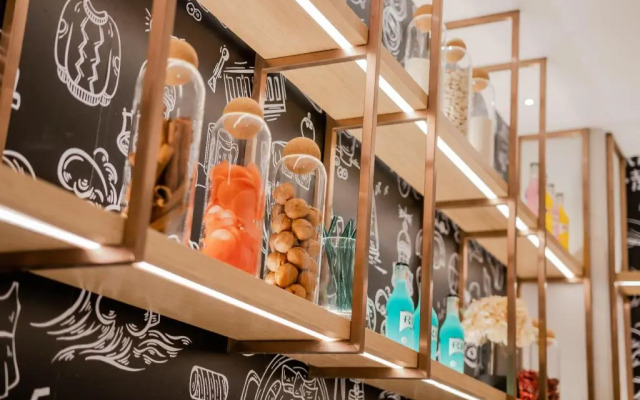 SKYBIRD Hotel (Shanghai International Resort - Chuansha Metro Station Store)