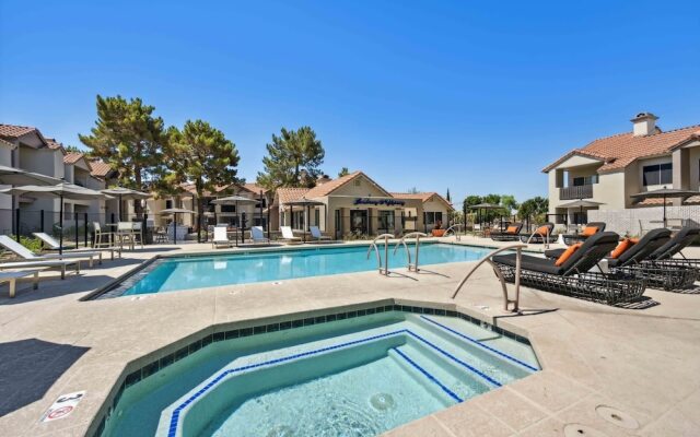 CozySuites TPC Scottsdale Parking & Pool