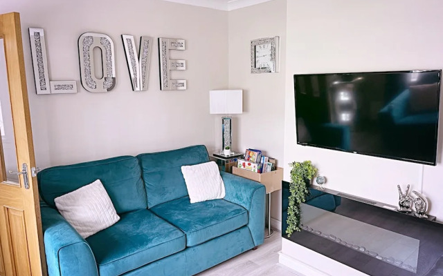 The Serene Stays - 3 Bed Home in Oldham Manchester