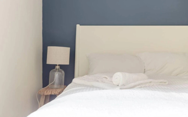Newly Renovated 2 Bedroom Apartment in Earlsfield With Garden