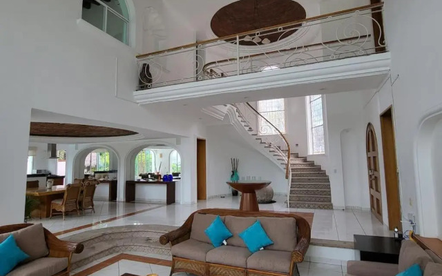 Heated Pool & Chef with Full Staff Included - 30 guest