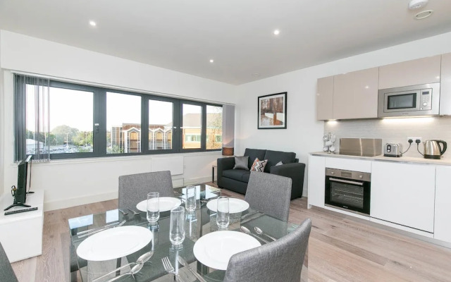 Deluxe Heathrow Apartments & Parking