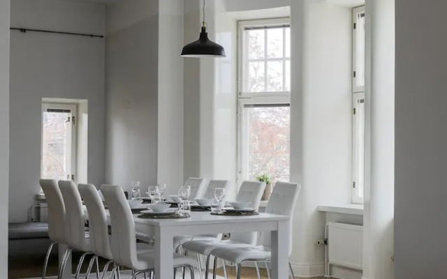 Grand luminous 150m2 2BR aptmnt in Eira