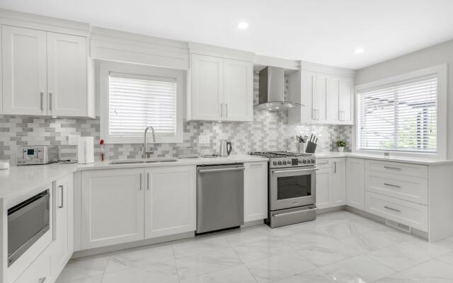 Mountain & Ocean View in Gorgeous Home by Elevate Rooms