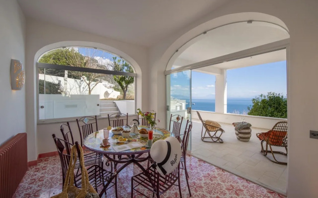 Villa Gr - Enchanting Villa Overlooking the Sea