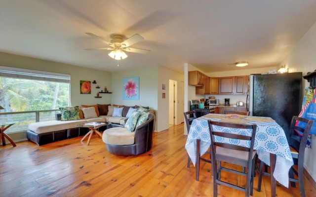 Breezy Kailua-kona Bungalow w/ Lanai & Ocean View!