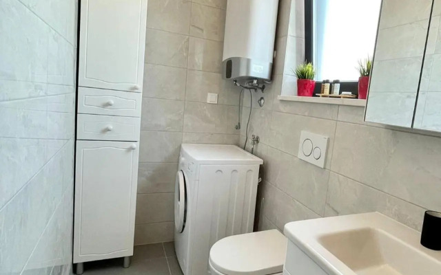 J&N Hill's Residence with swimming pool