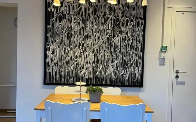 Huswell Artsy Family Apartment in City Center