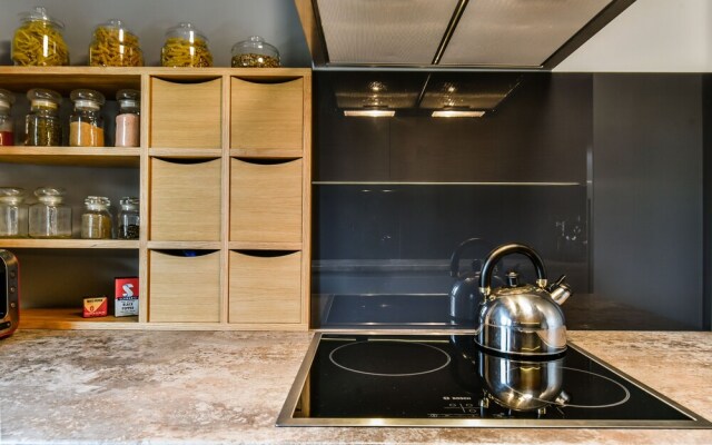 FM Luxury 3-BDR Apartment - 3 Levelled Home
