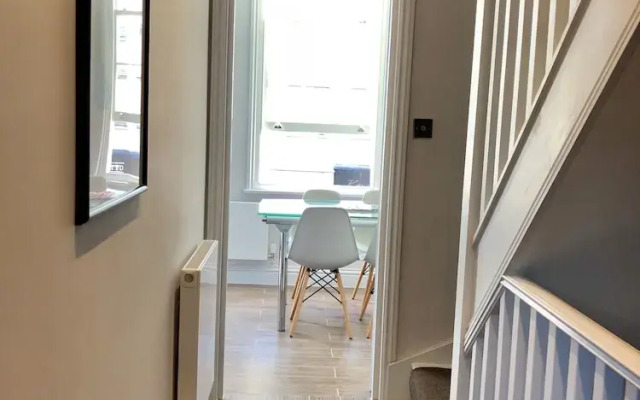 Stylish Maisonette and studio in Victoria