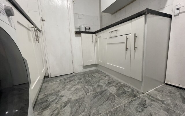 New! Xtra Large 4 Bedroom Up to 14 Guests