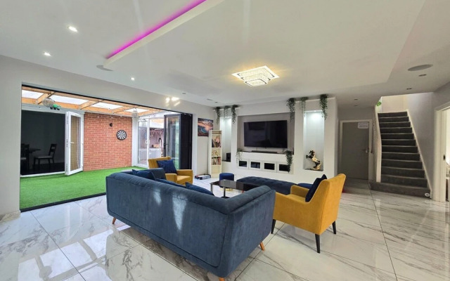 Stylish 6-bed Retreat With Parking and Jacuzzi