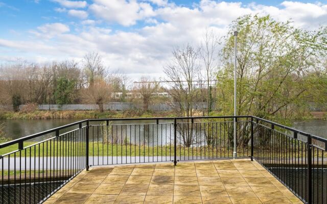 Luxury 2 Bed Riverside