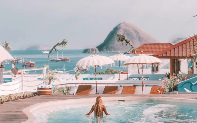 Seaesta Komodo Hotel & Hostel