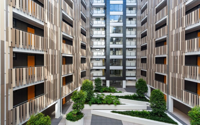 Toodle's Pristine inner-city nest with carpark