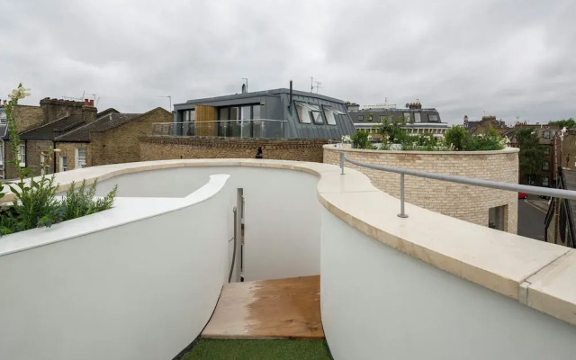 Blythe Road by Onefinestay