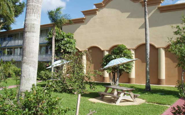 Red Carpet Inn Airport and Cruise Port Hotel Fort Lauderdale