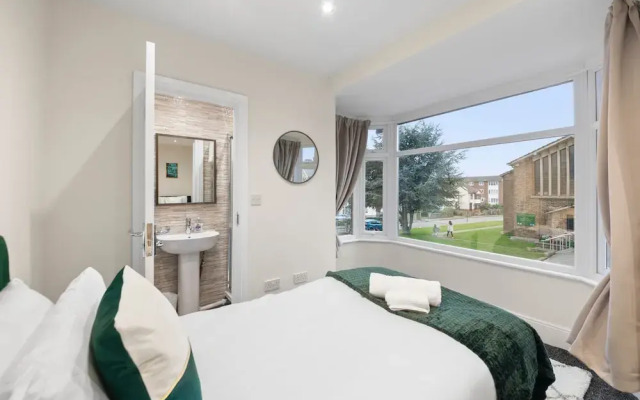 Large 5 Bedroom-free Parking-great Transport Links