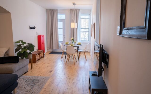 SUPERB 1 Bed Apt. Steps Away From Metro