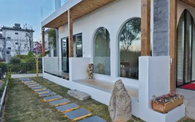 Wind and rain said sea view beauty villa