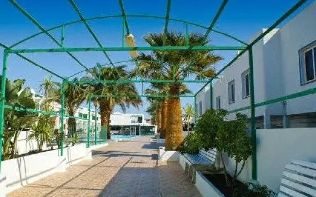 Los Gracioseros Apt 207